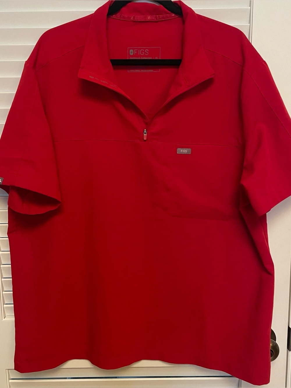 Figs red scrub top with pockets
Size XL